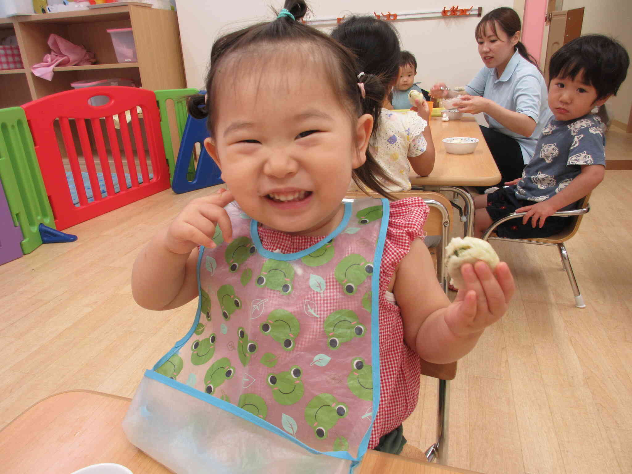 お昼寝の後はおやつの時間♪給食と同様、栄養士さん手作りのおやつは子ども達に大人気です！