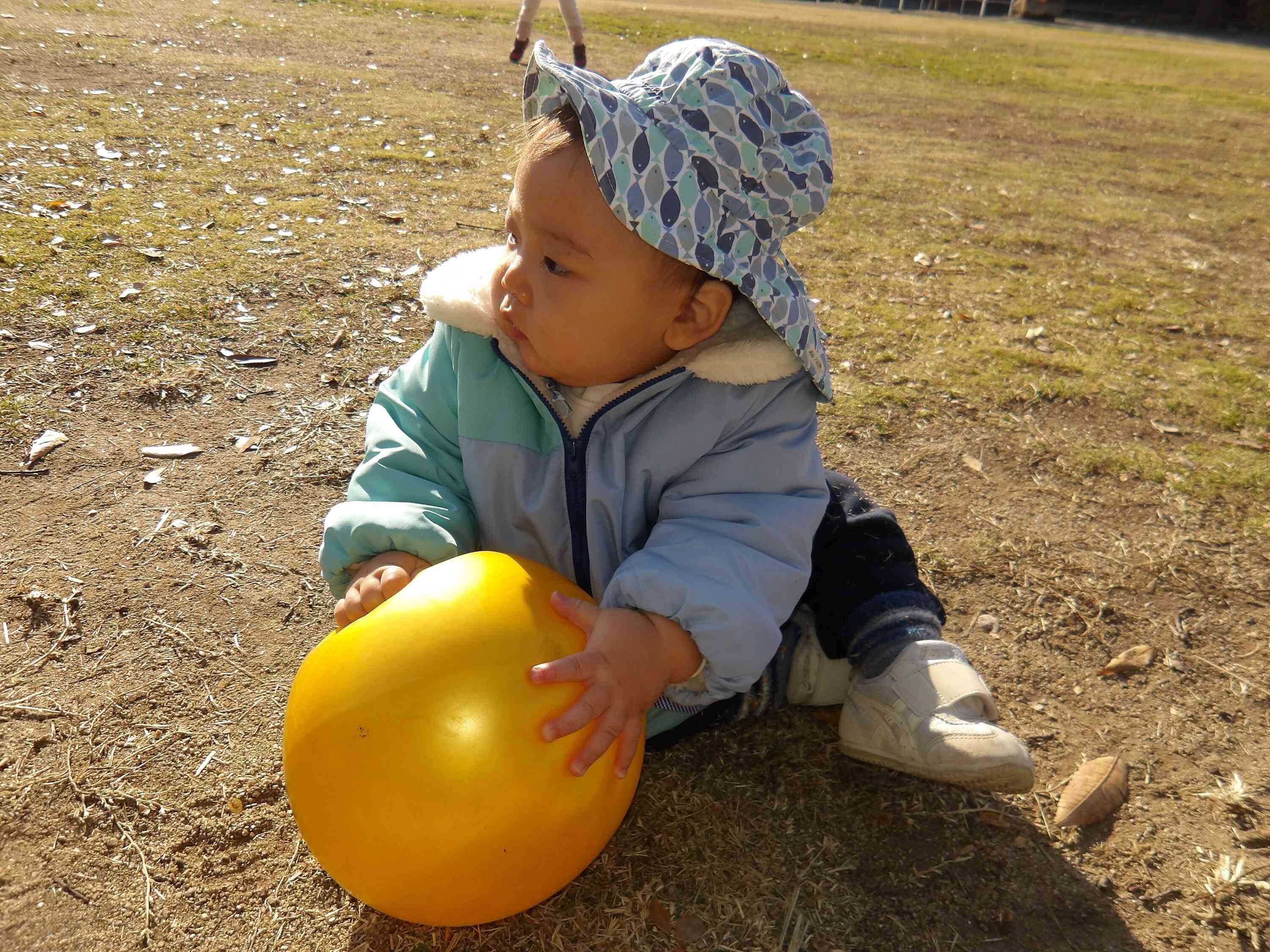 0歳児さんもしっかりとボールをキャッチ！