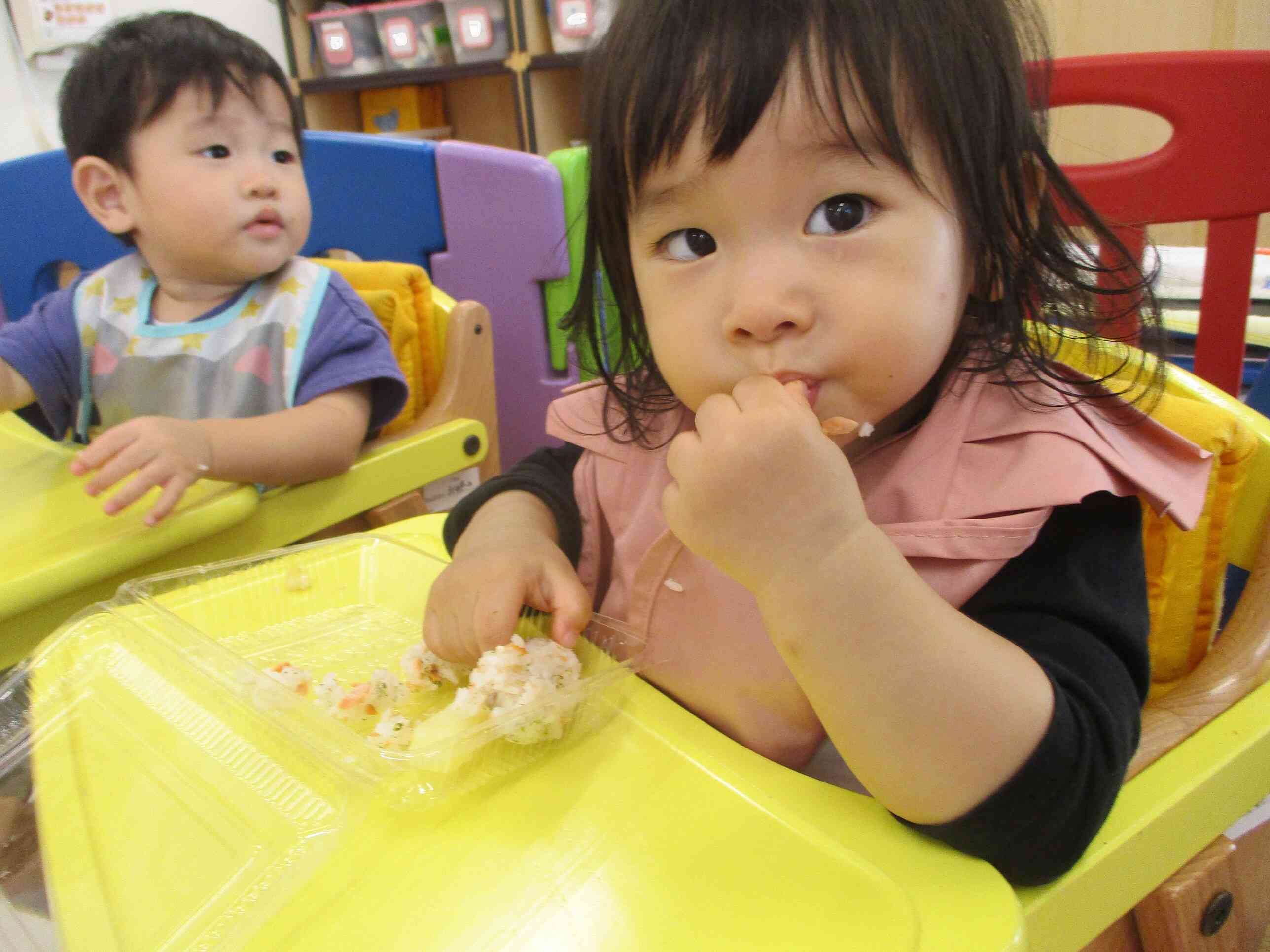 ０歳児クラスのお友だちも、いっぱい食べて大満足！