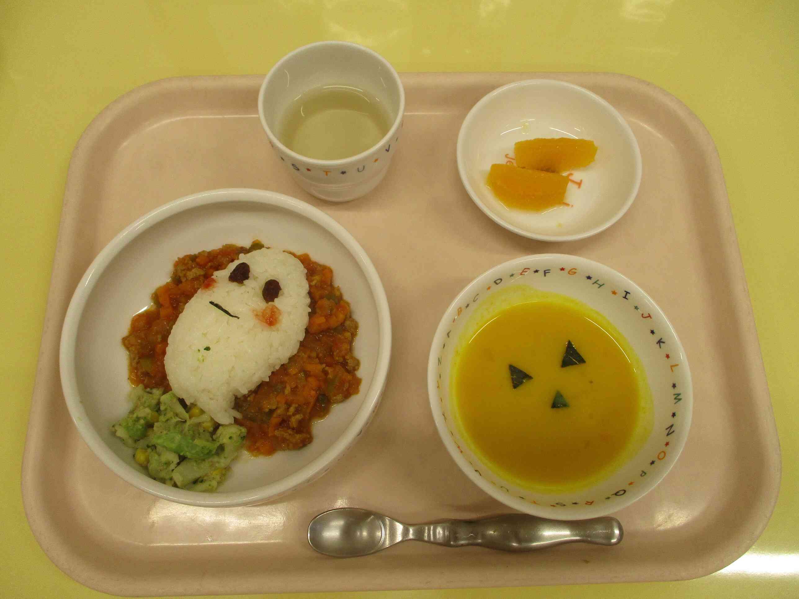 給食はハロウィンのスペシャルメニューです！