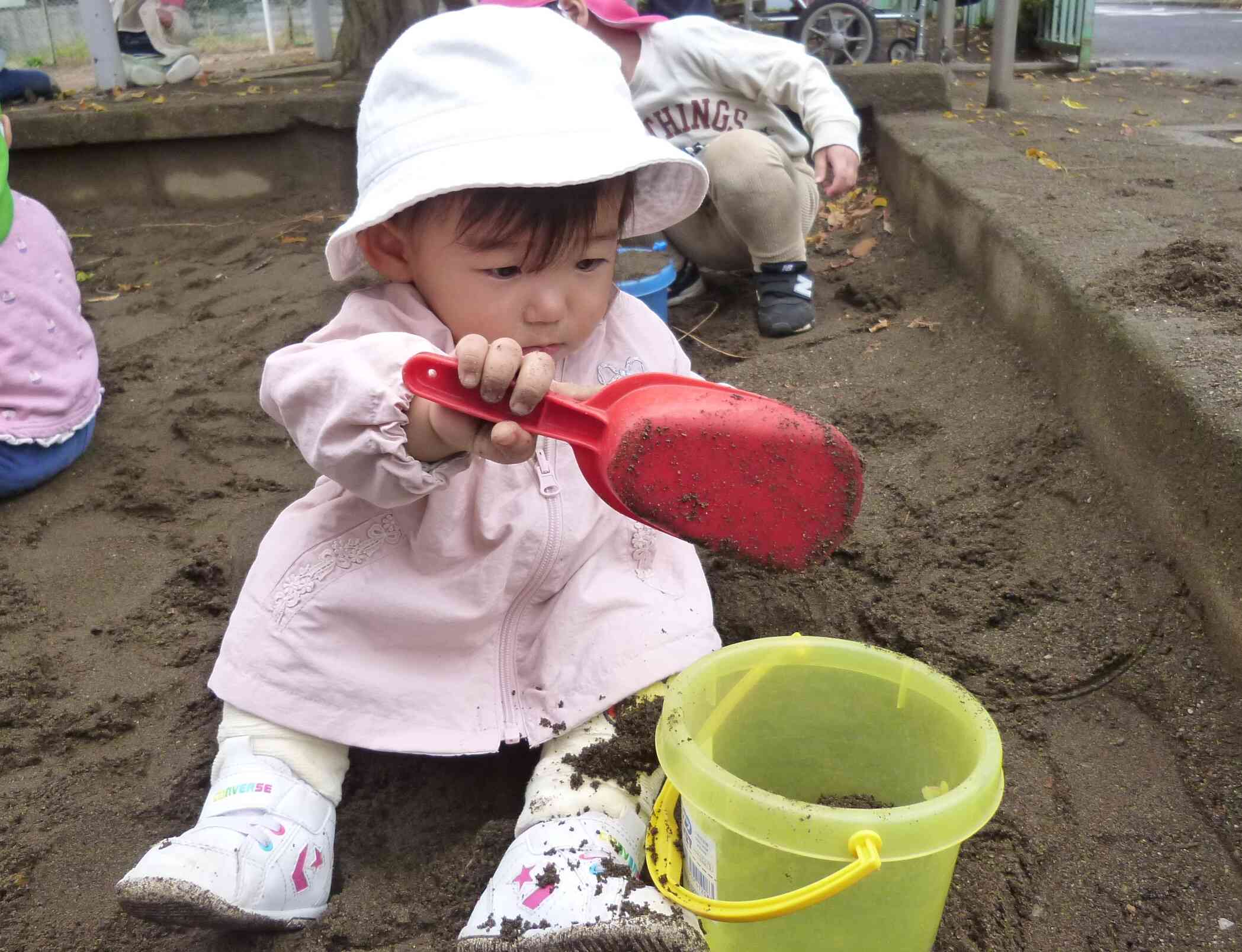 1人で砂をすくえるようになったよ～　すごいでしょ！