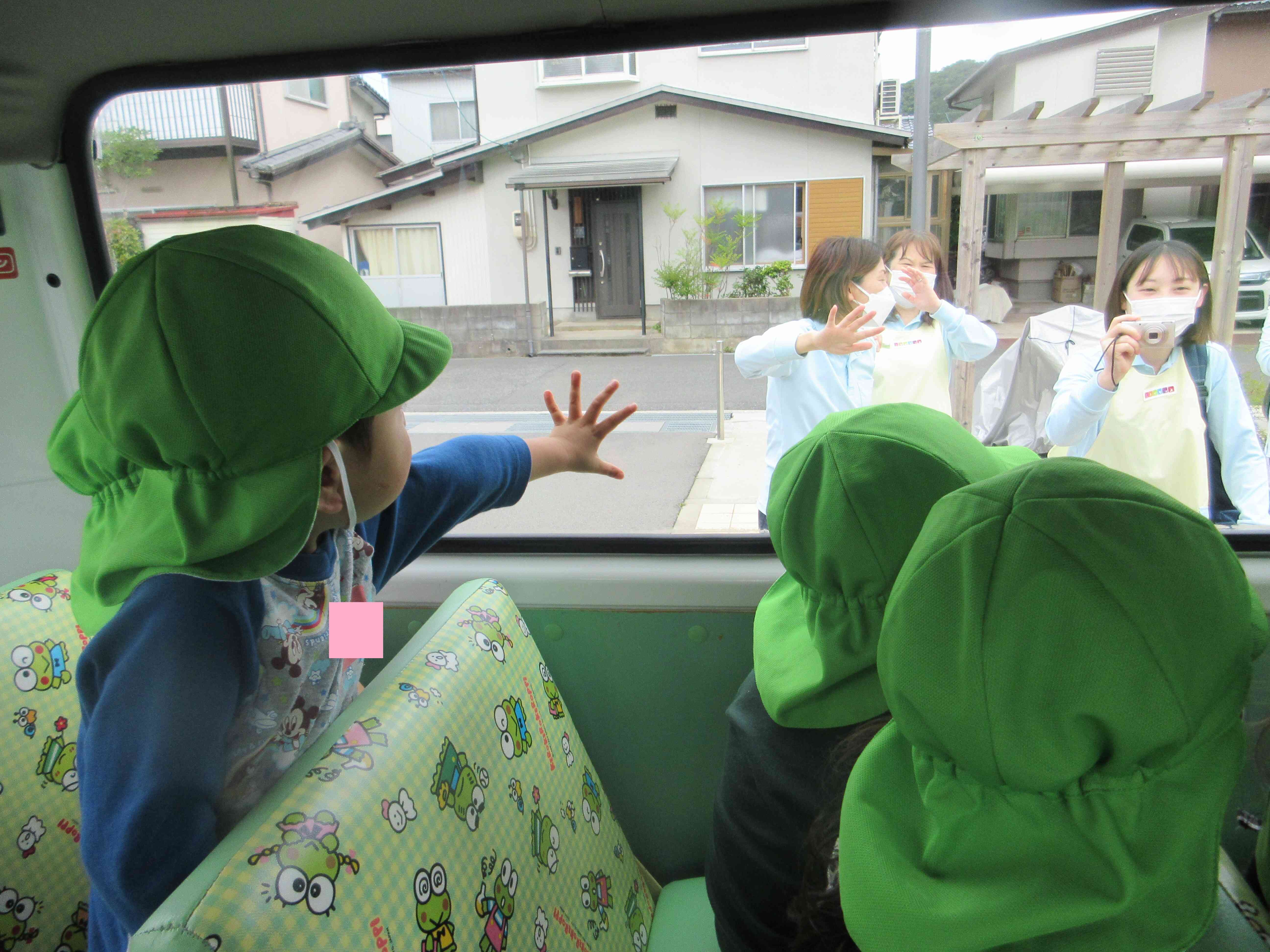 「バイバイ～」とバスの中から嬉しそうに手を振る子どもたちです