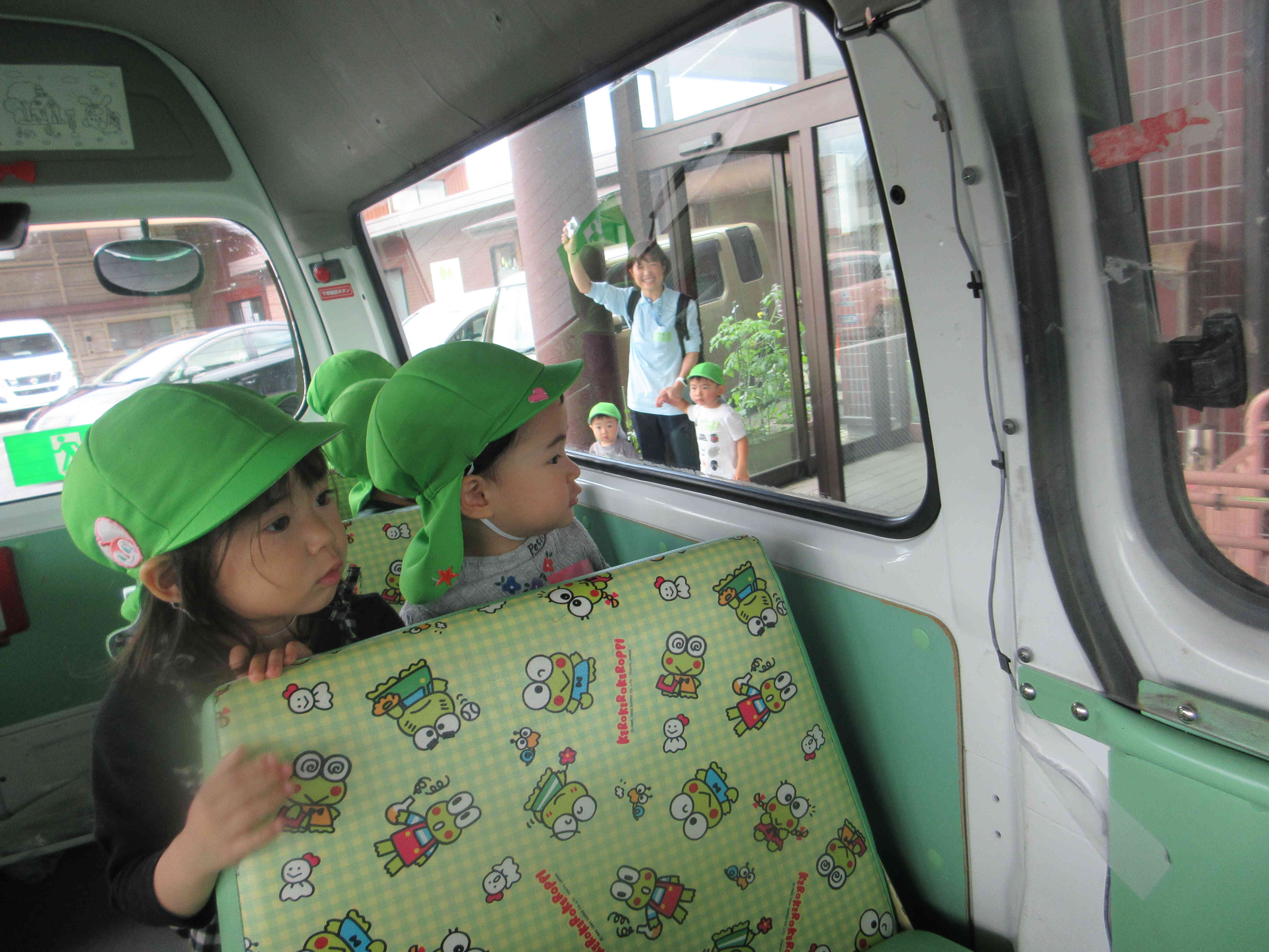 ニチイキッズ鳥取駅南保育園のお友だち、バイバイ～一緒にバスに乗れて嬉しかったね！