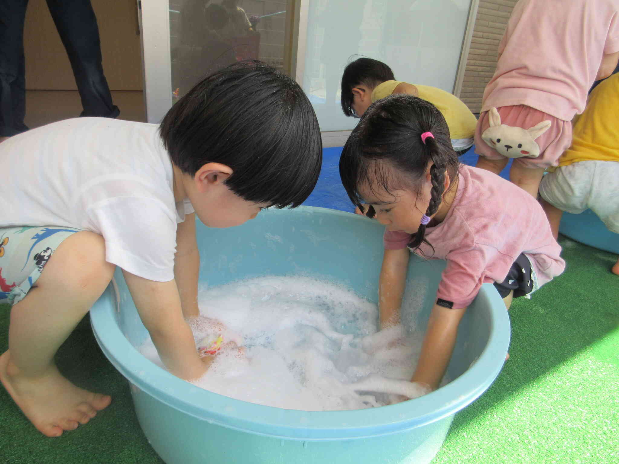 「ねえ！水バシャバシャしたら泡が出てきたよ！」「え、ほんとだ！一緒にしてみよ！」とやりとりしながら一緒に楽しむＡくんとＥちゃんでしたよ。