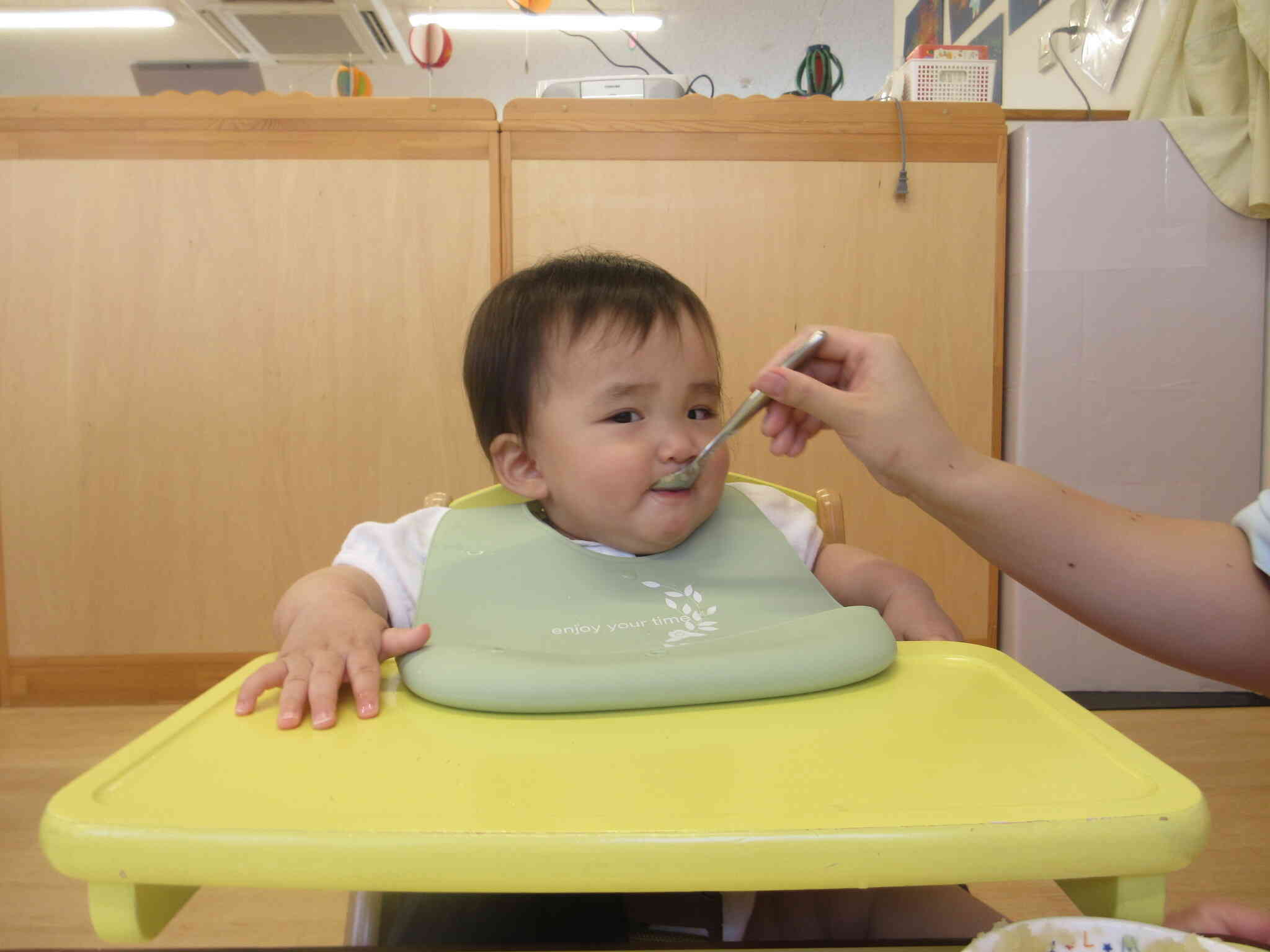 お口を大きく開けて美味しそうに食べてくれるEちゃん。給食大好き。