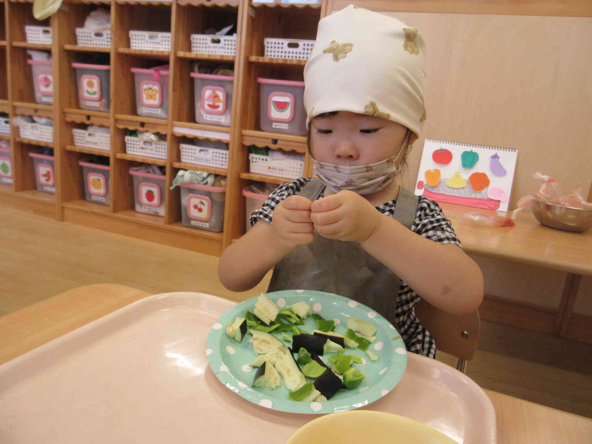 真剣な表情で野菜をちぎっていたYちゃんでした