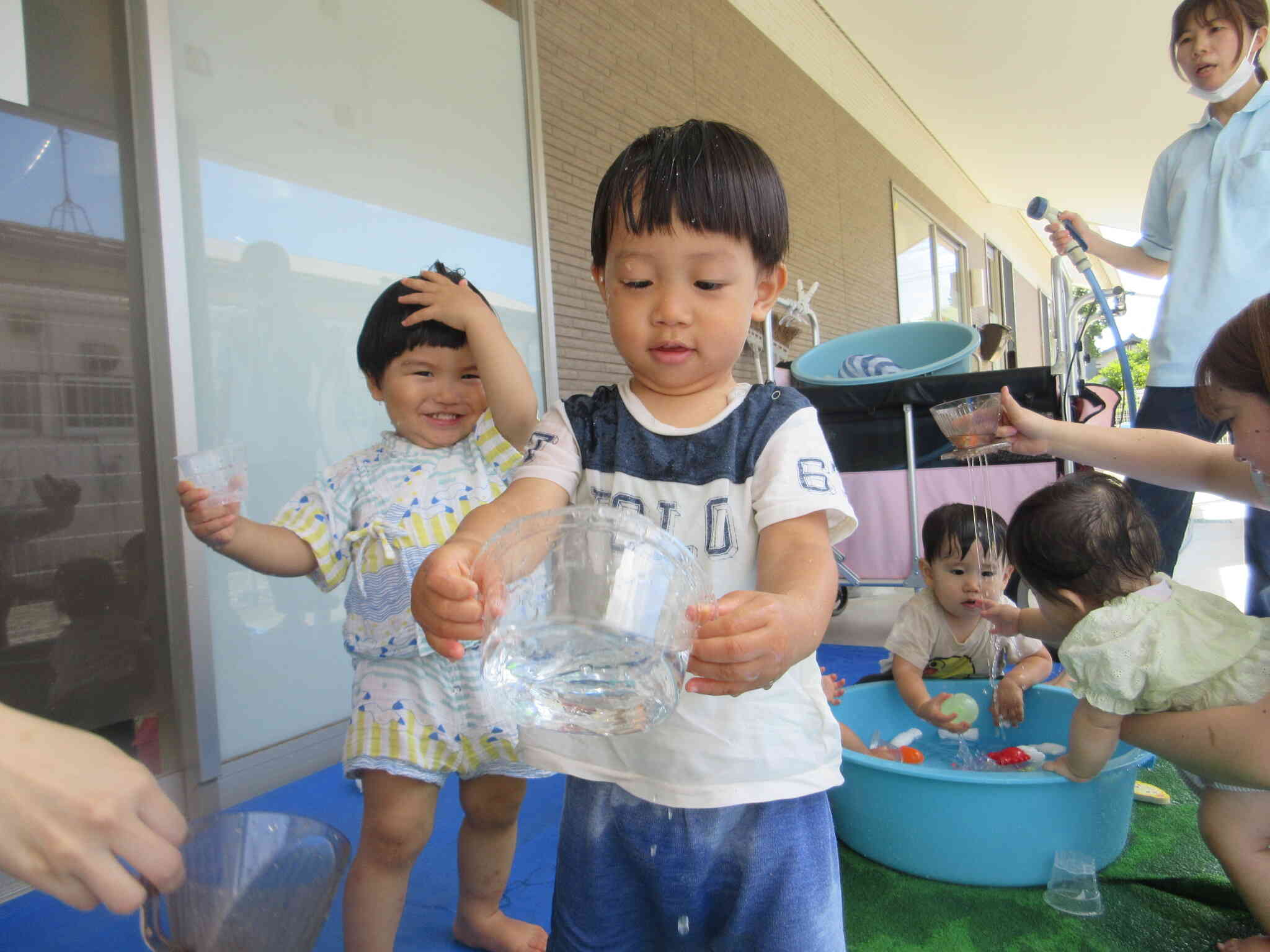 自分にお水をかけちゃった！！　冷たくて気持ちいいな！