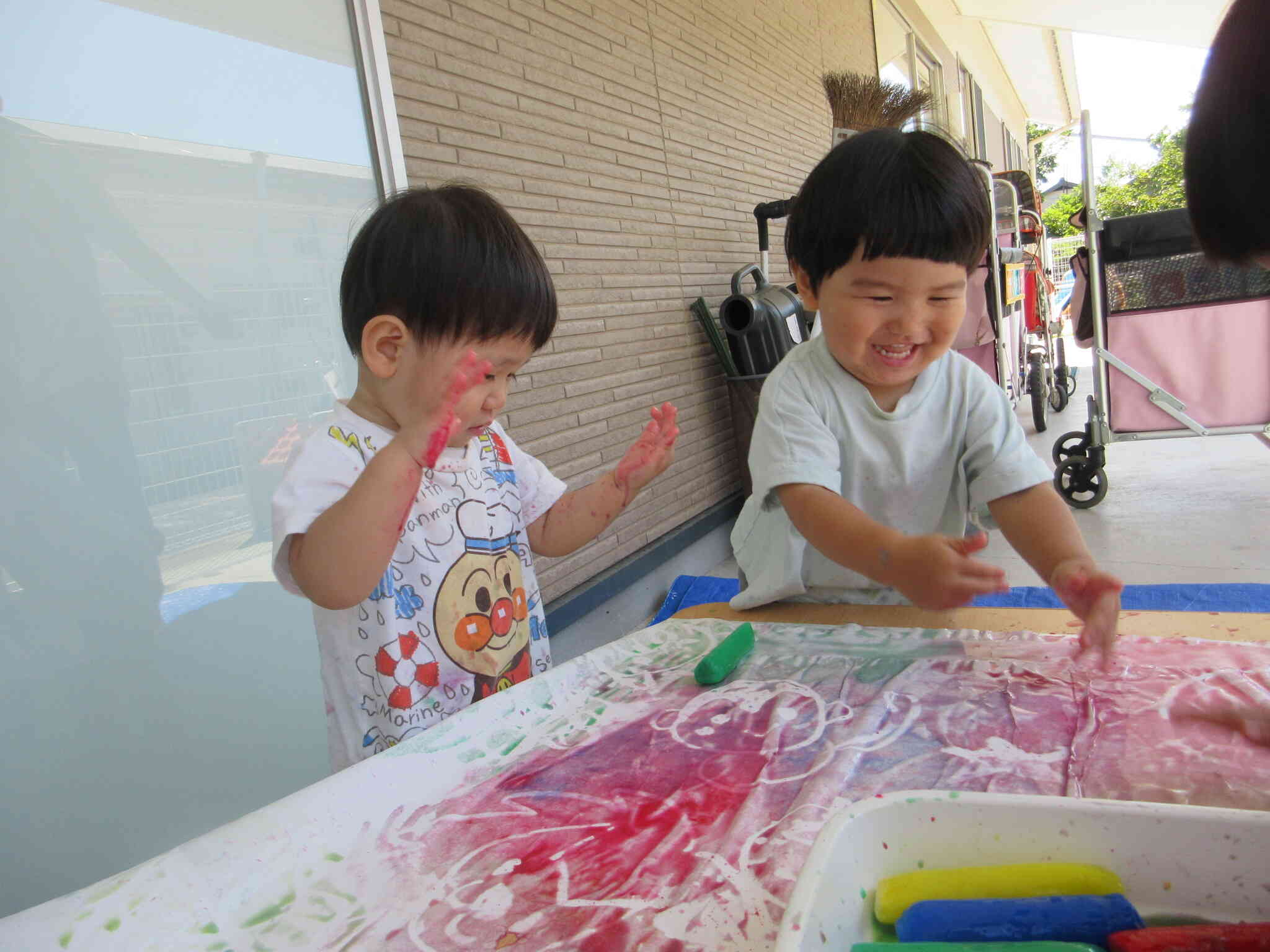 水遊び　氷お絵描きで遊んだよ！（あひる組：1歳児）