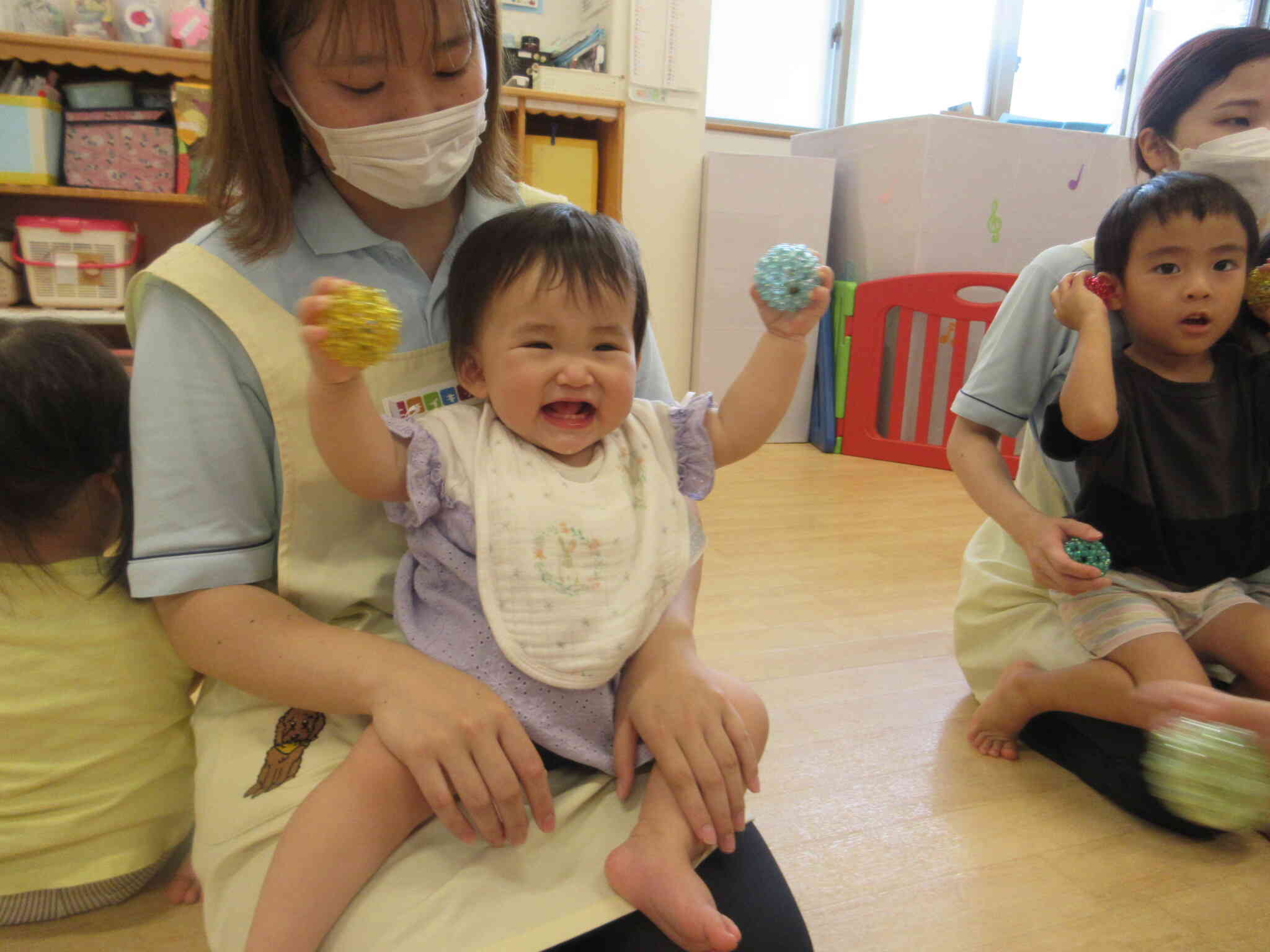 振ってみると音が鳴ることに気付いたEちゃん！嬉しそうに振っています