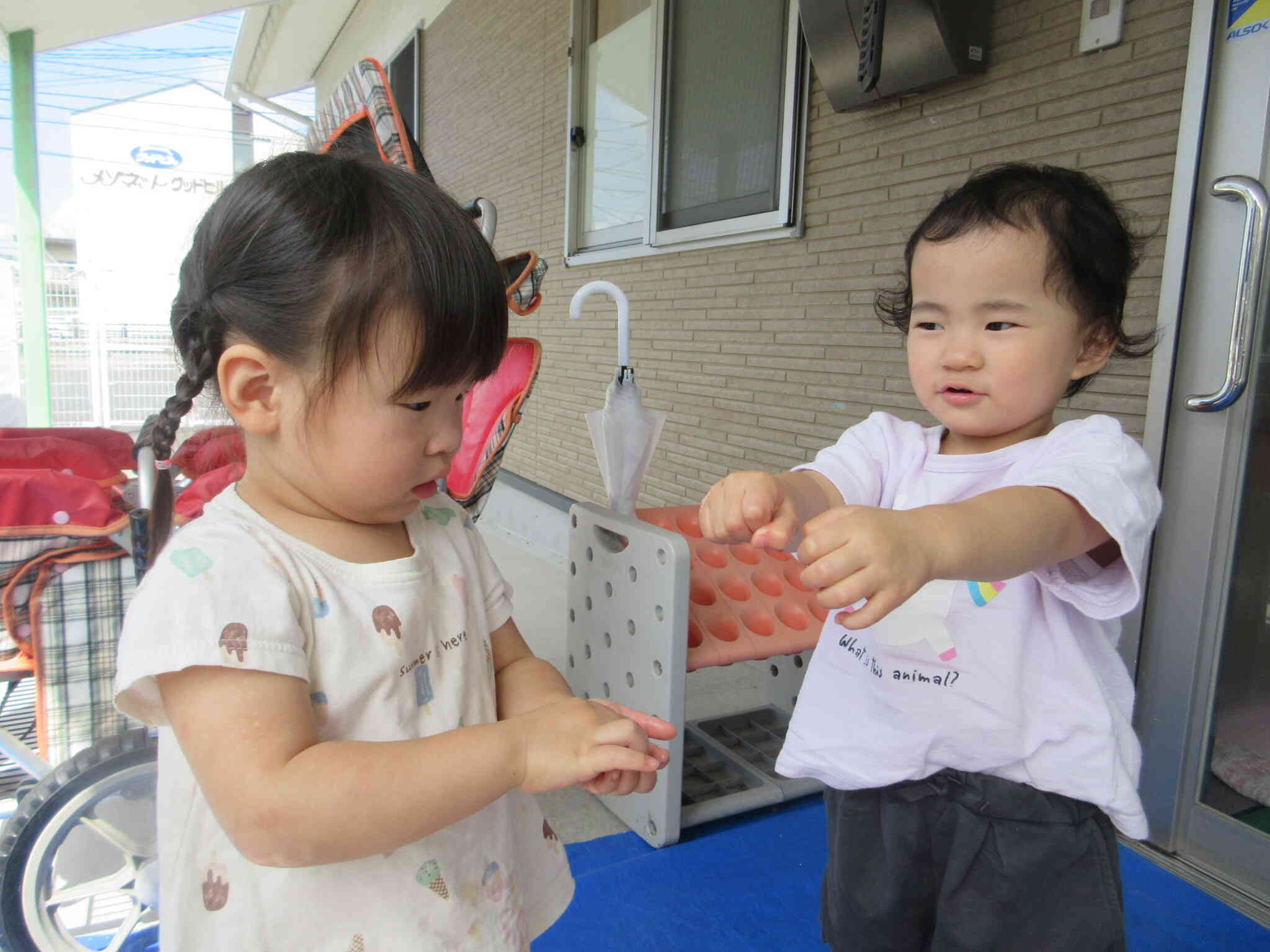 溶けて小さくなった氷を持って、「どっちの手にあるかな？」「こっち！」とお友だちと楽しんでいました。