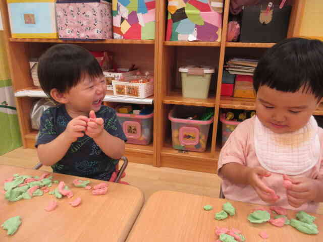 小麦粉粘土遊び感触は気持ちいい