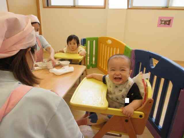 おいしい給食を完食しておかわりもしてニコニコ笑顔のSくん。モグモグよく噛んで食べているEちゃんです♪