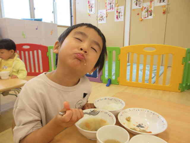 目をつむって、お味噌汁の味をじっくり堪能するＡくん。お味噌汁美味しかったね！