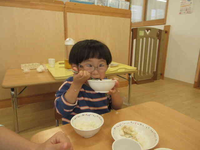 お味噌汁おいしい！とパクパク食べ、おかわりもしていました♪