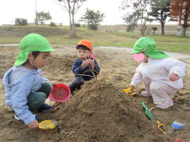 大きな砂の山、みんなで作るよ！