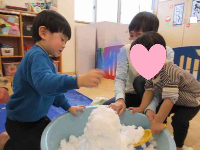 雪山ができました。スコップで叩きながら雪山を固めています