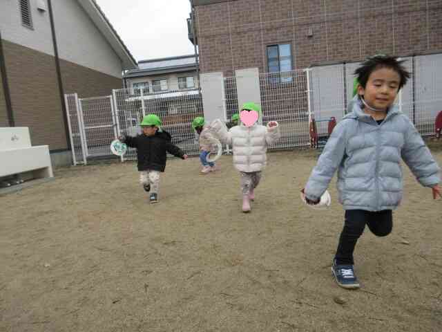 ヘビの凧を作り、外で凧あげをするうさぎ組さん。クルクル回るのが面白くてたくさん走っていましたよ。