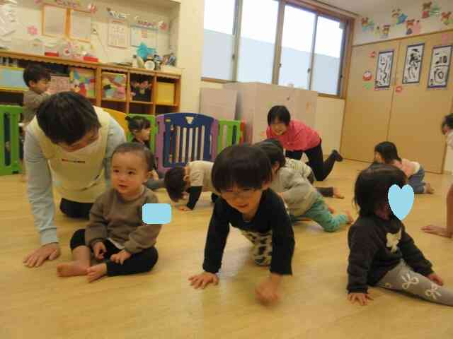 音楽に合わせて、はいはい。腰をあげて犬さん。もっと腰を上げたら恐竜。体を動かすのが楽しいな！