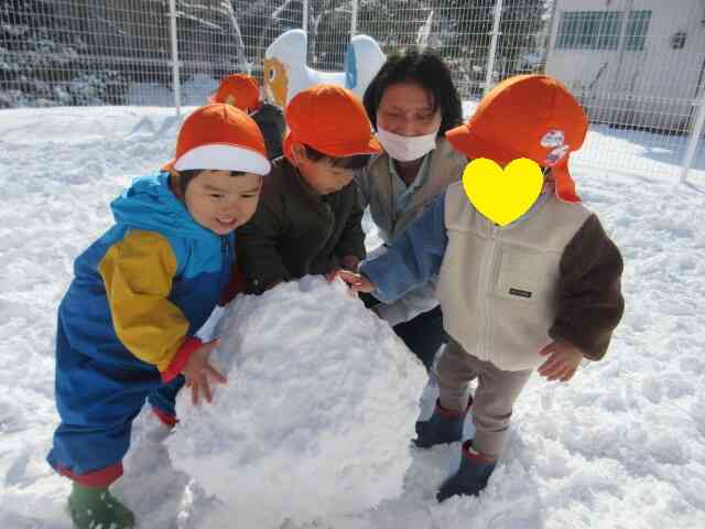 お外で雪あそびをしたよ！（あひる組:1歳児）