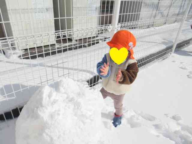 小さな頭を乗せたよ！！　この雪だるまもいいでしょう！