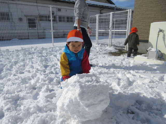 一人でも雪玉を押せるよ！とTくん。力持ちだね。