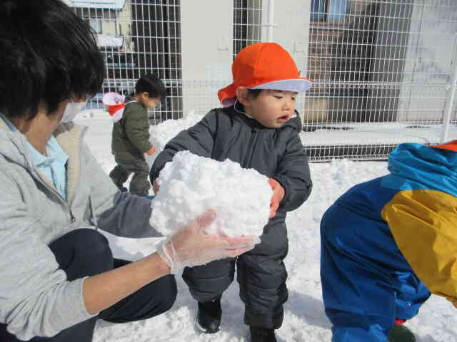 もう一回、雪だるまをつくるよ！！