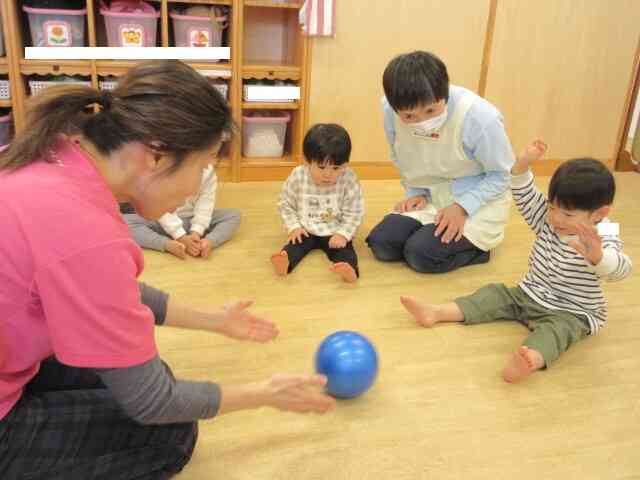 講師の先生まで届くかな～ボールをコロコロするM君