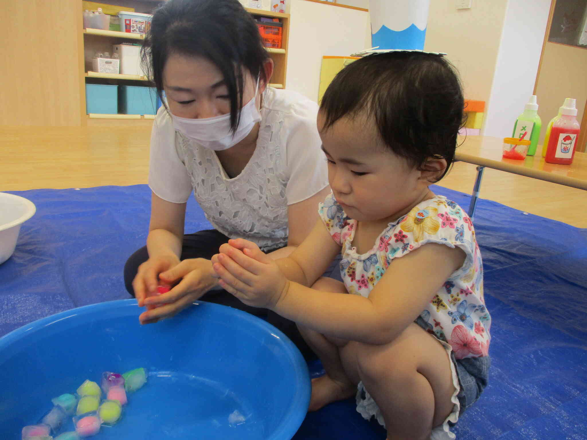 親子で氷あそび