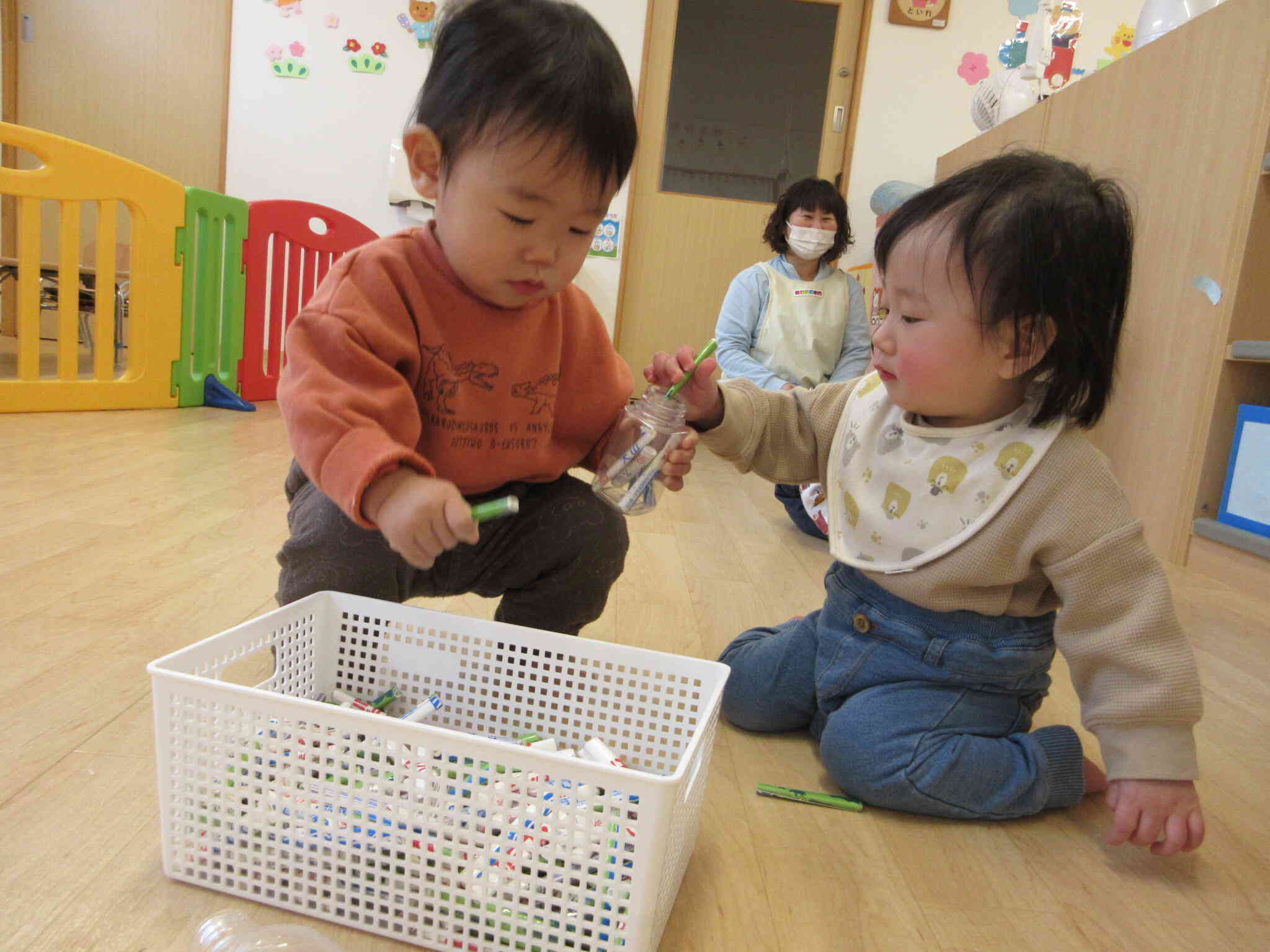 「ここにいれるんだよ」「一緒にしよう」かわいいやりとりが聞こえてきそうです。