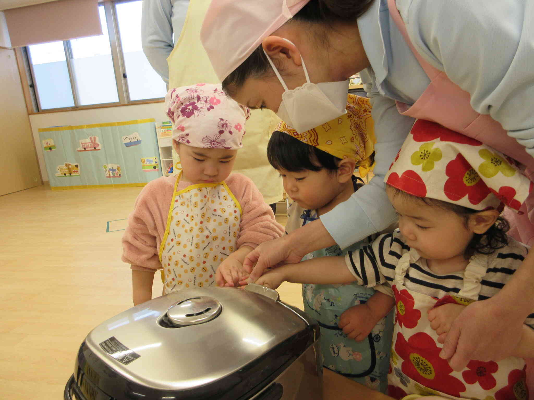 炊飯ボタンをみんなでピッ