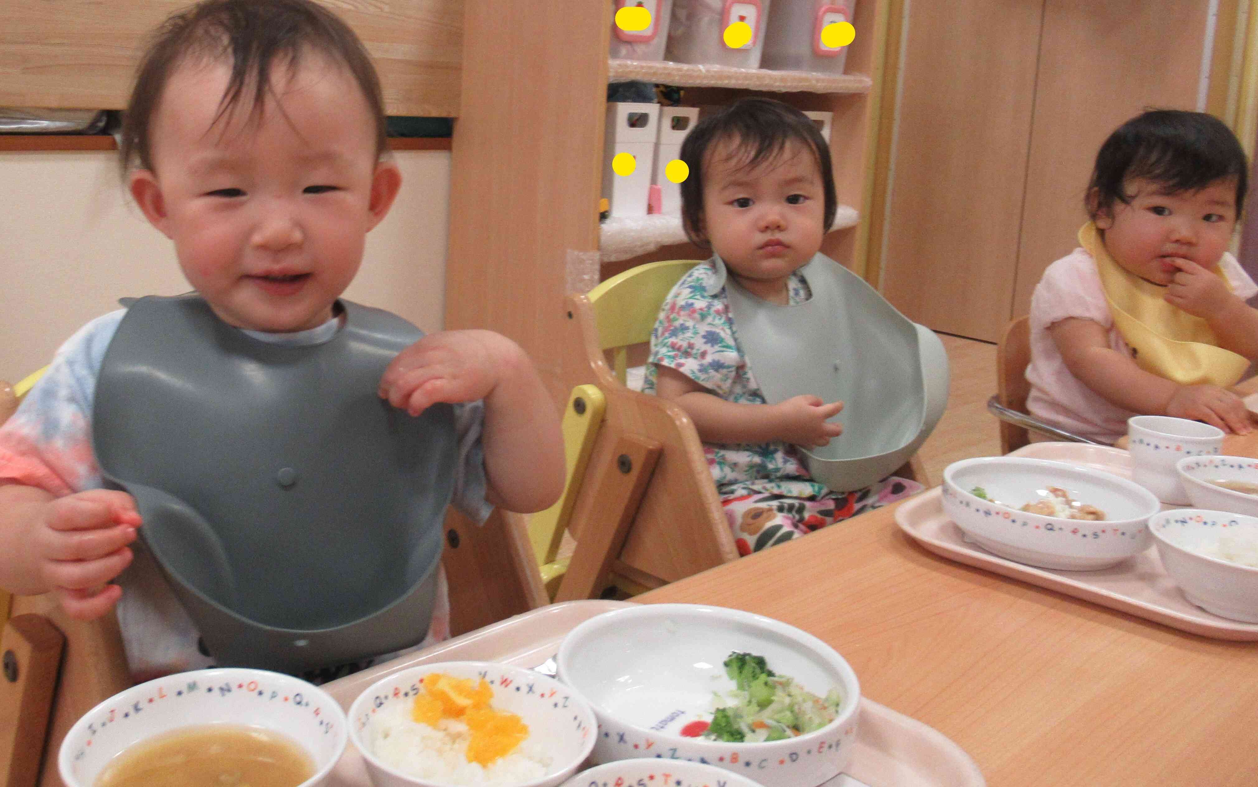 クラスのおともだちも一緒に食べていますよ！