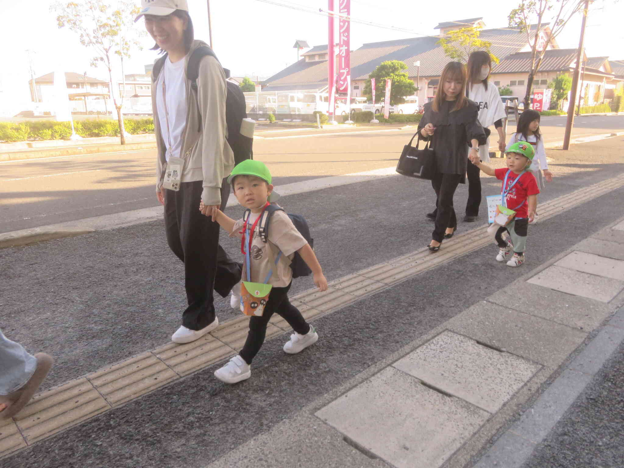 手を繋いで、行ってきまーす！！