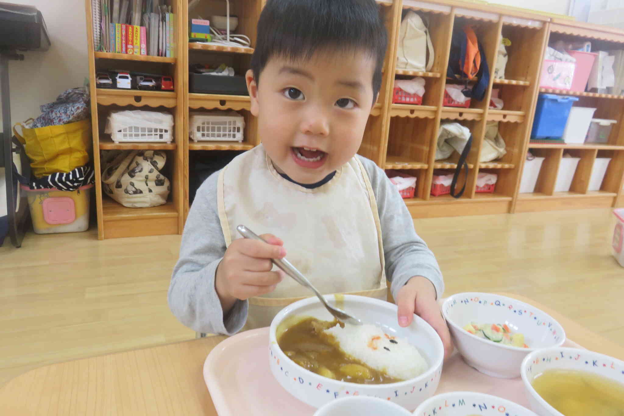 給食はオバケのカレー！