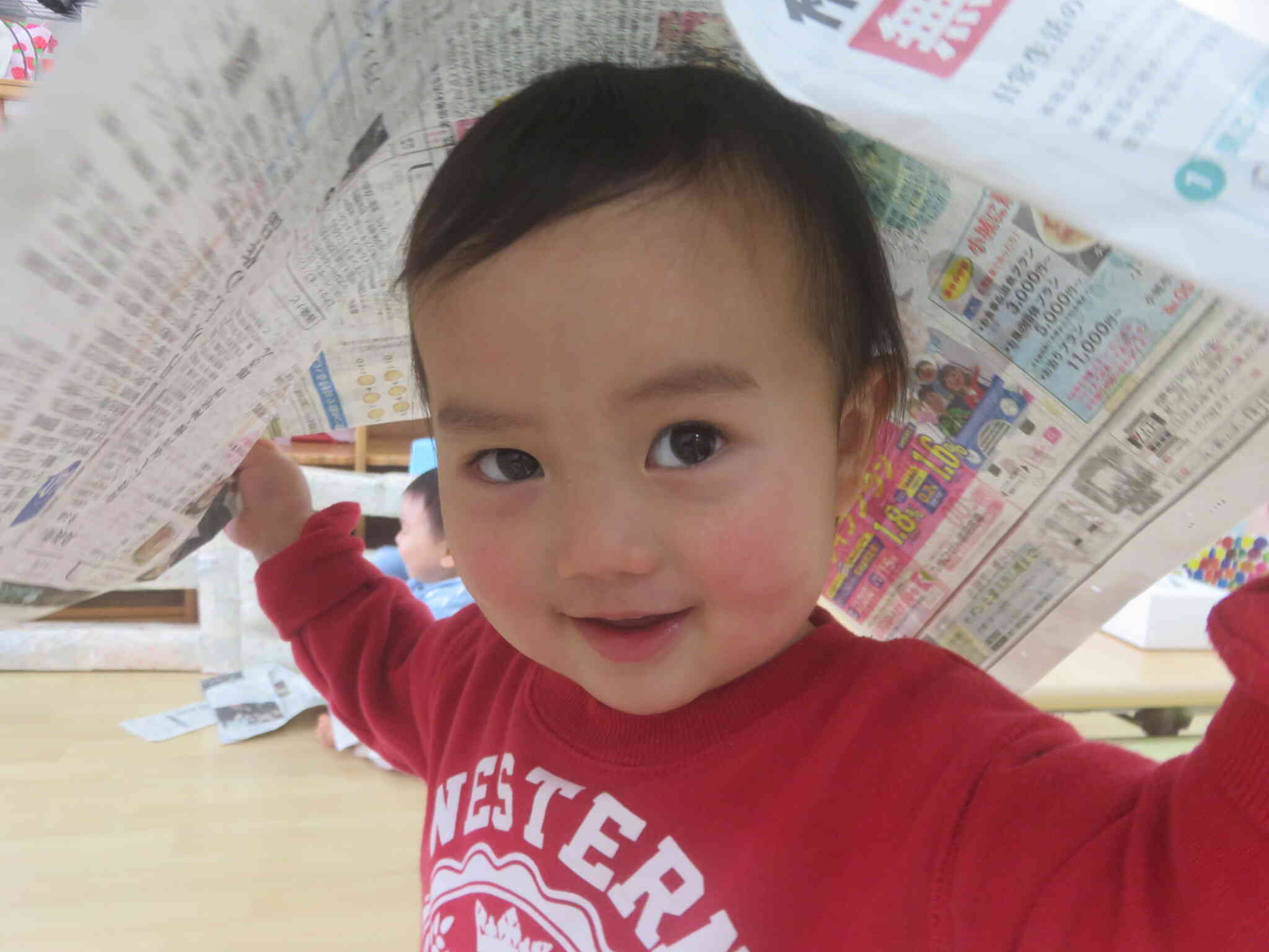 新聞紙遊び～0歳児～