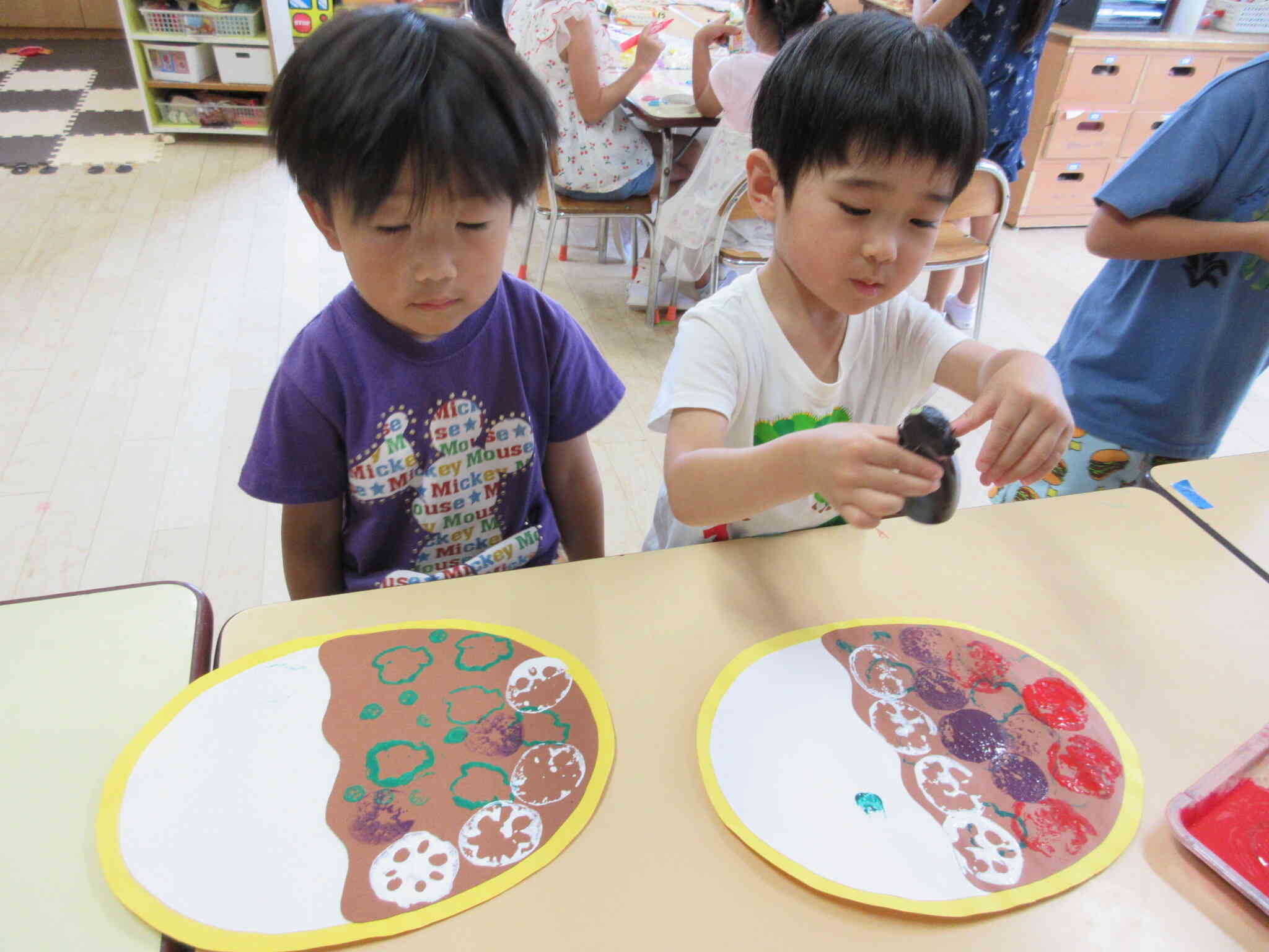 4歳児さんはスタンプを使ってカレーライスの制作をしました