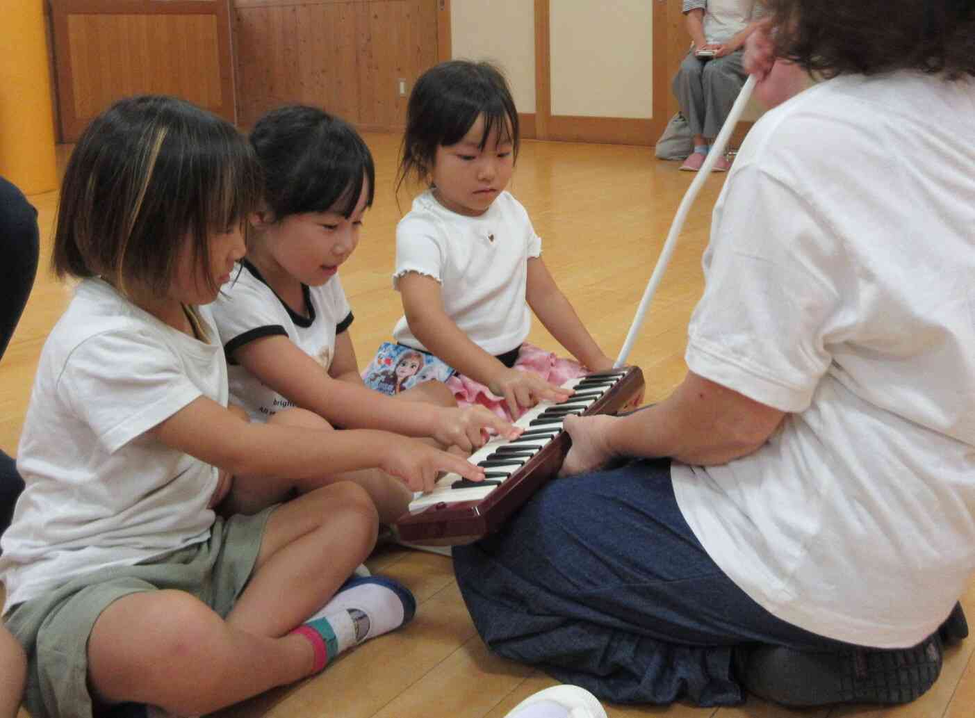 リトミックで鍵盤ハーモニカ体験