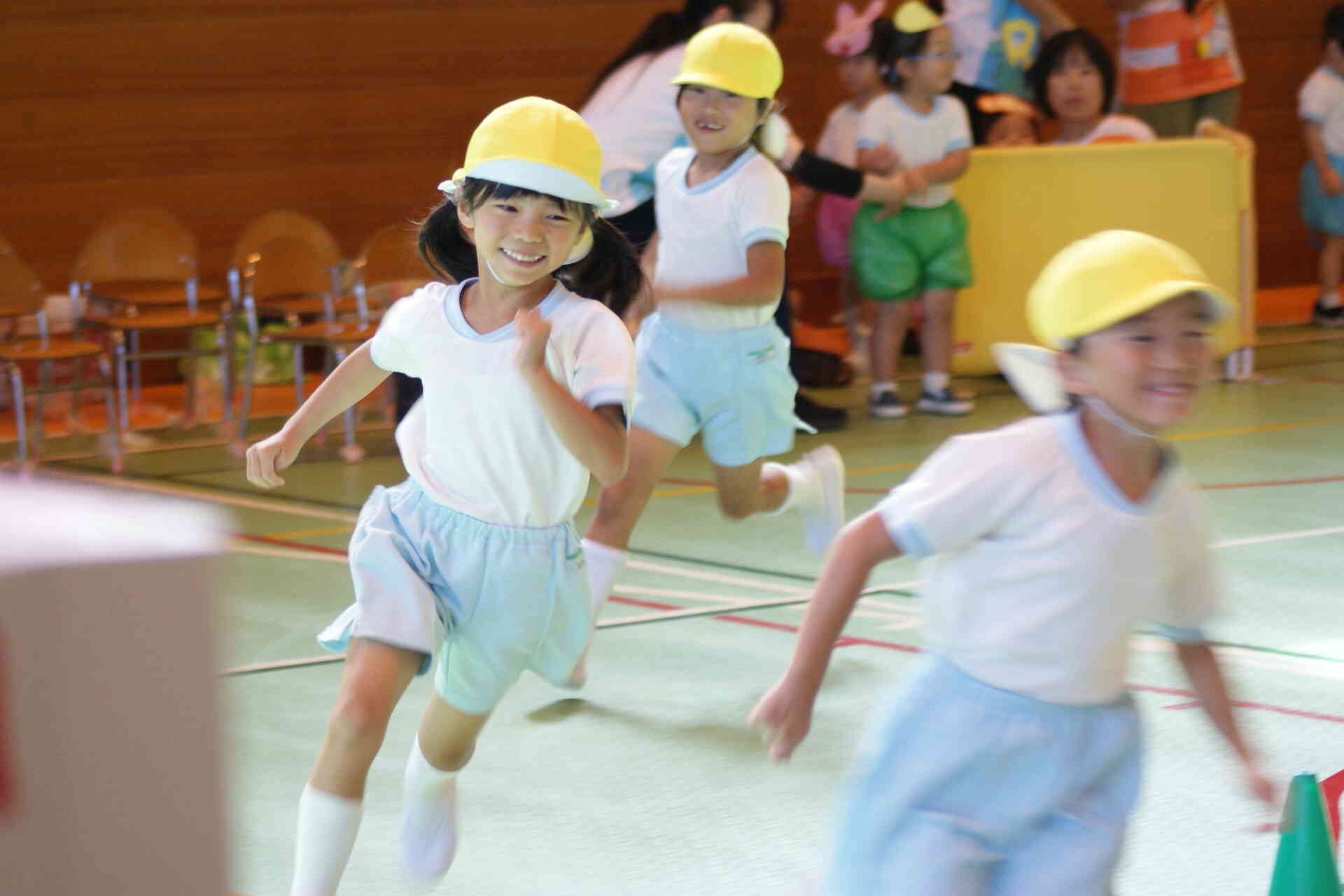 5歳児　かけっこ　力いっぱい走ります!