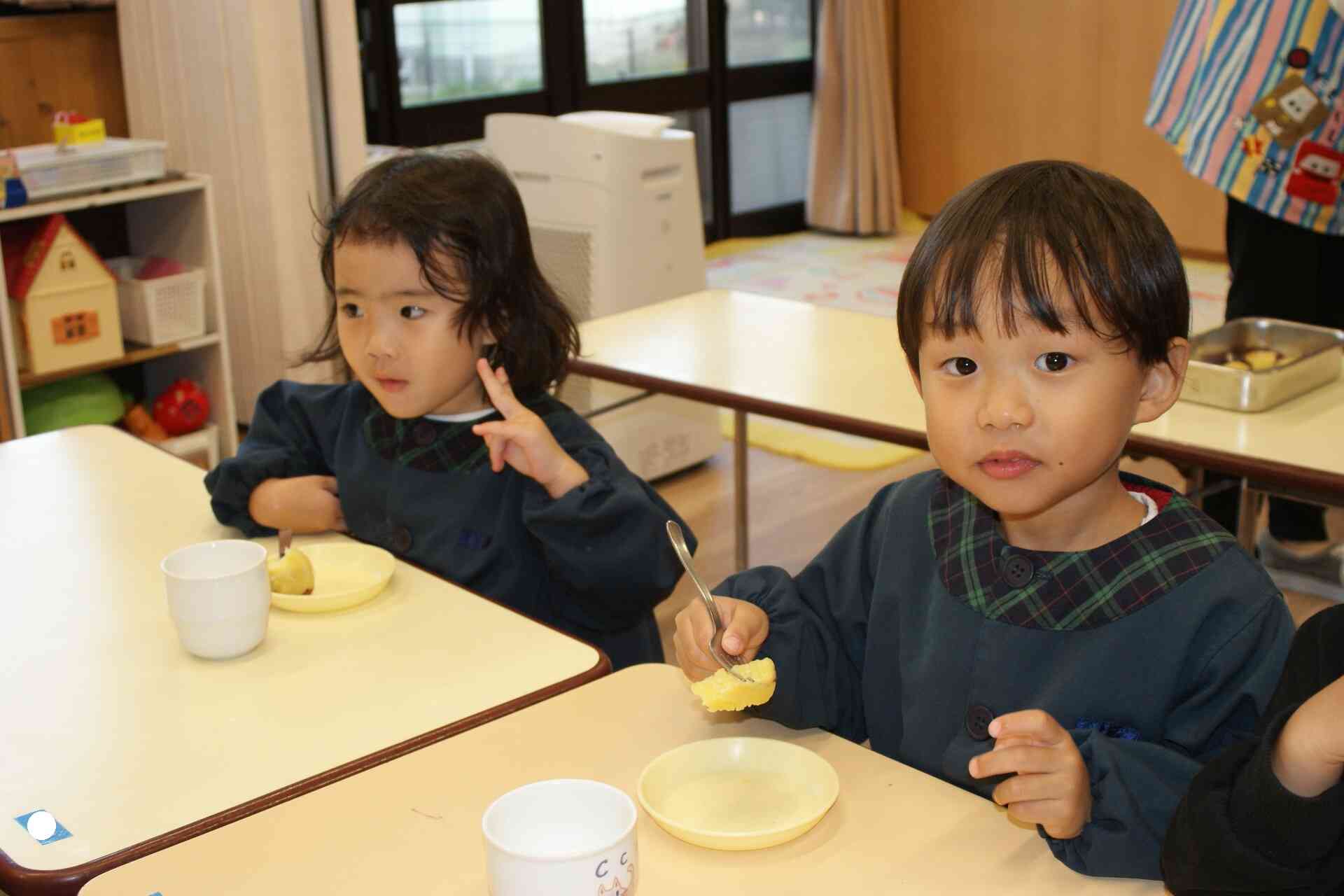 3歳児さんも４・５歳児さんが焼いたさつまいもをいただきました