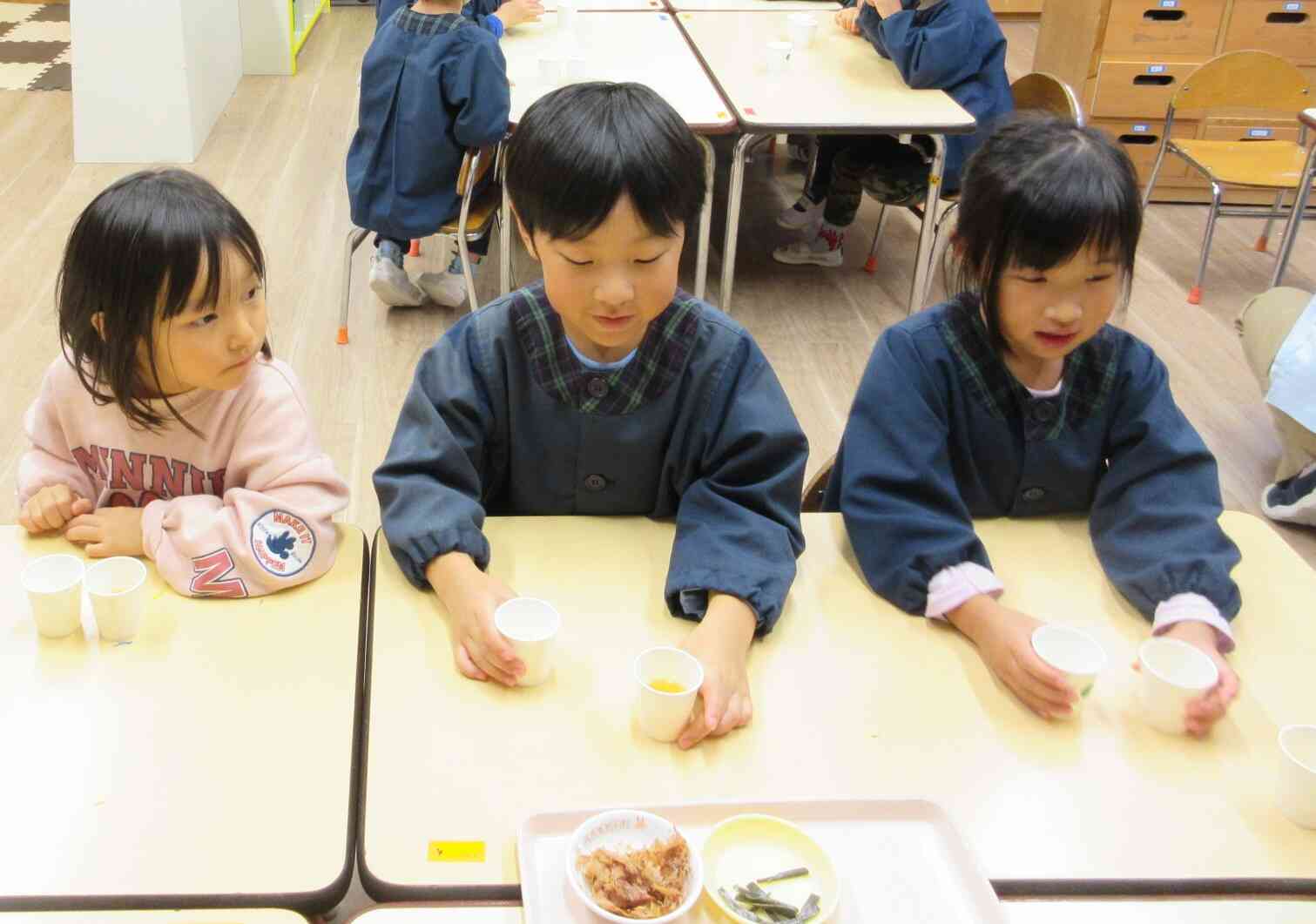 2種類の出汁を飲み比べ