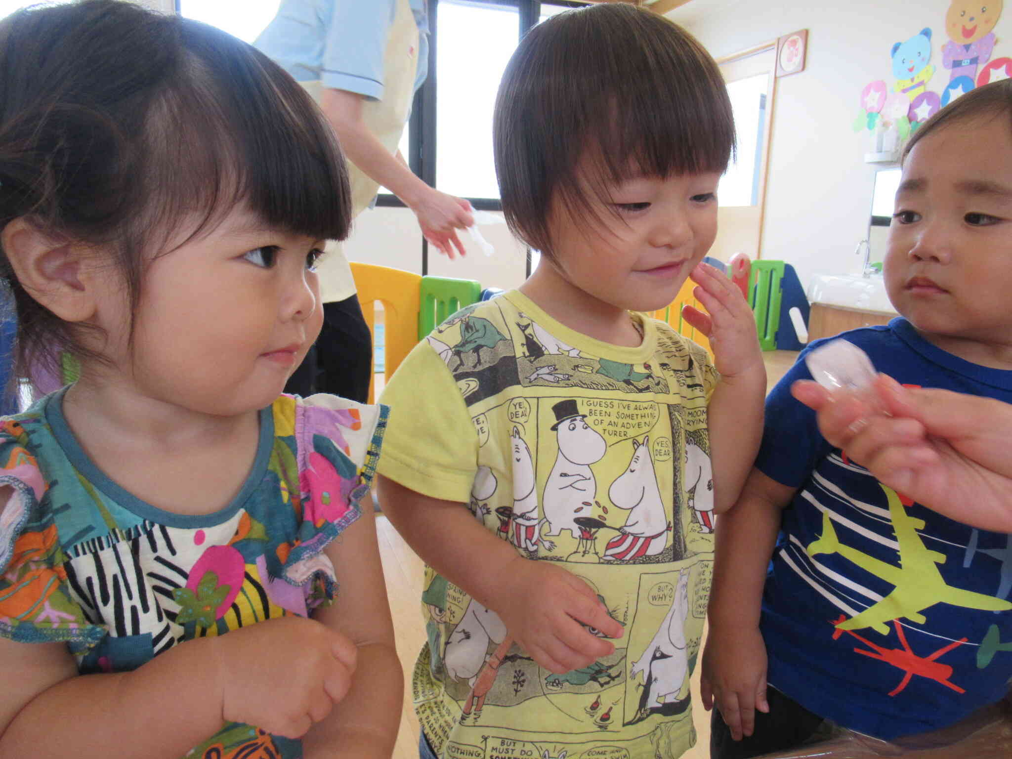 ひんやり冷たくて気持ちいいね♬氷遊びをしたよ♪(1歳児・あひる組)