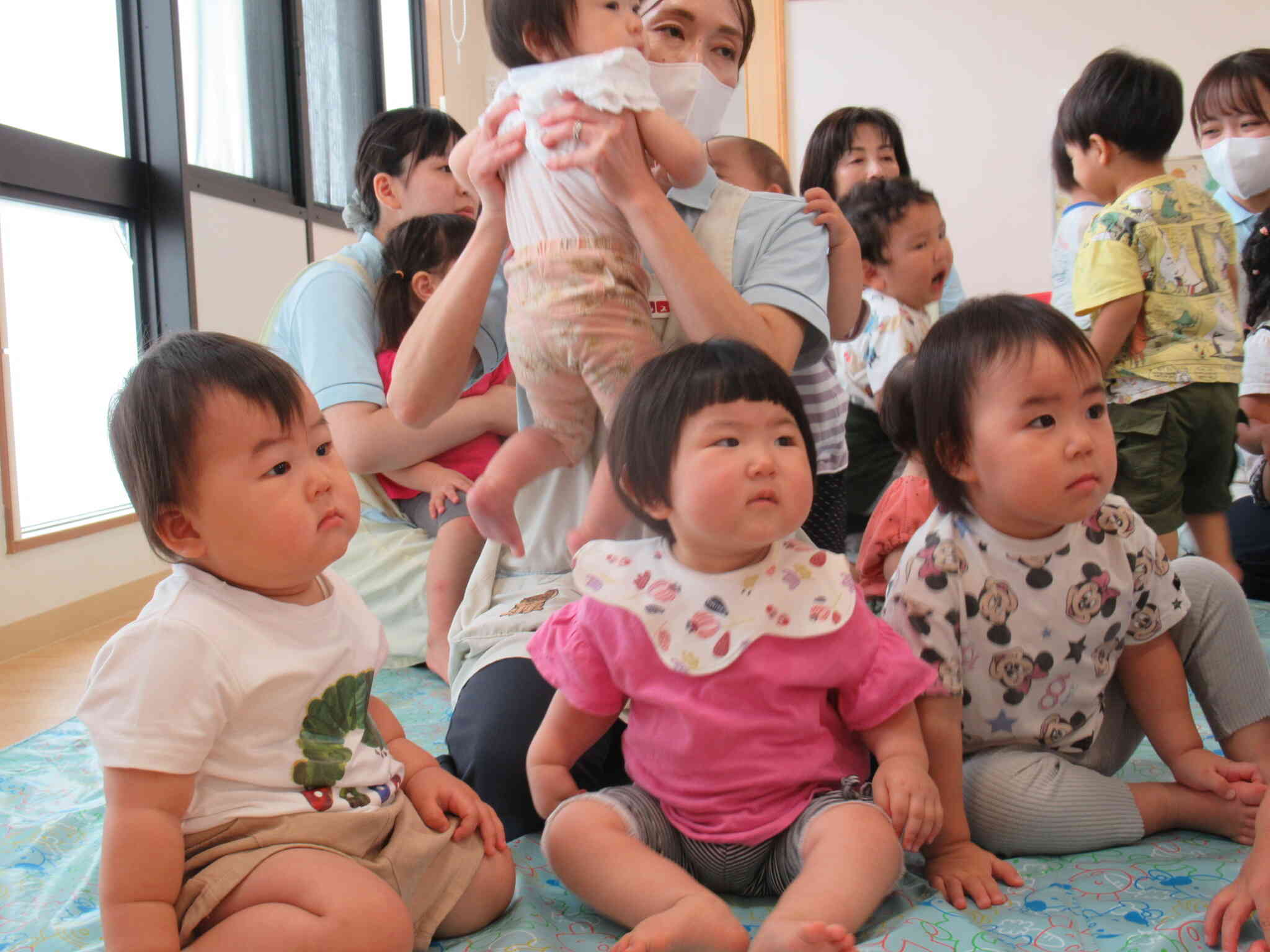 仲良く並んで座る3人♬みんなでお祝いすると楽しいね。