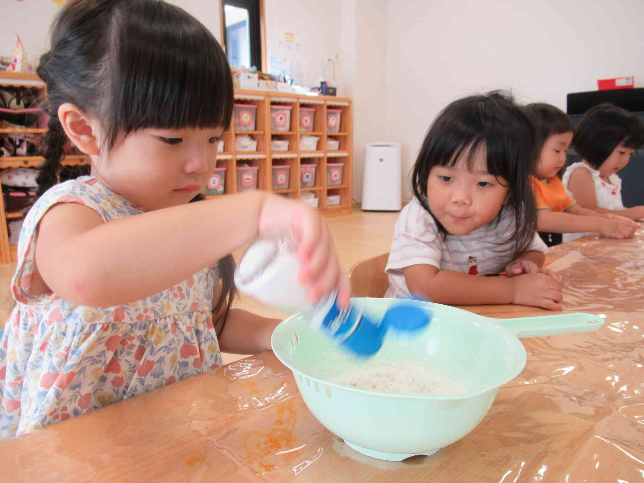 「お塩いれたら、どうなるのかしら？」とたくさん塩を入れるNちゃんと、どうなるのかワクワクしているSちゃん。