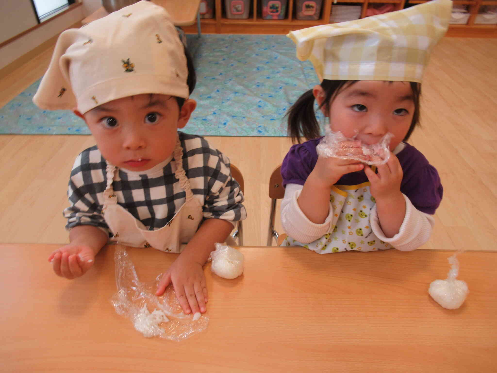 「もうたべちゃった」とH君。「もぐもぐおいしいね」とAちゃん