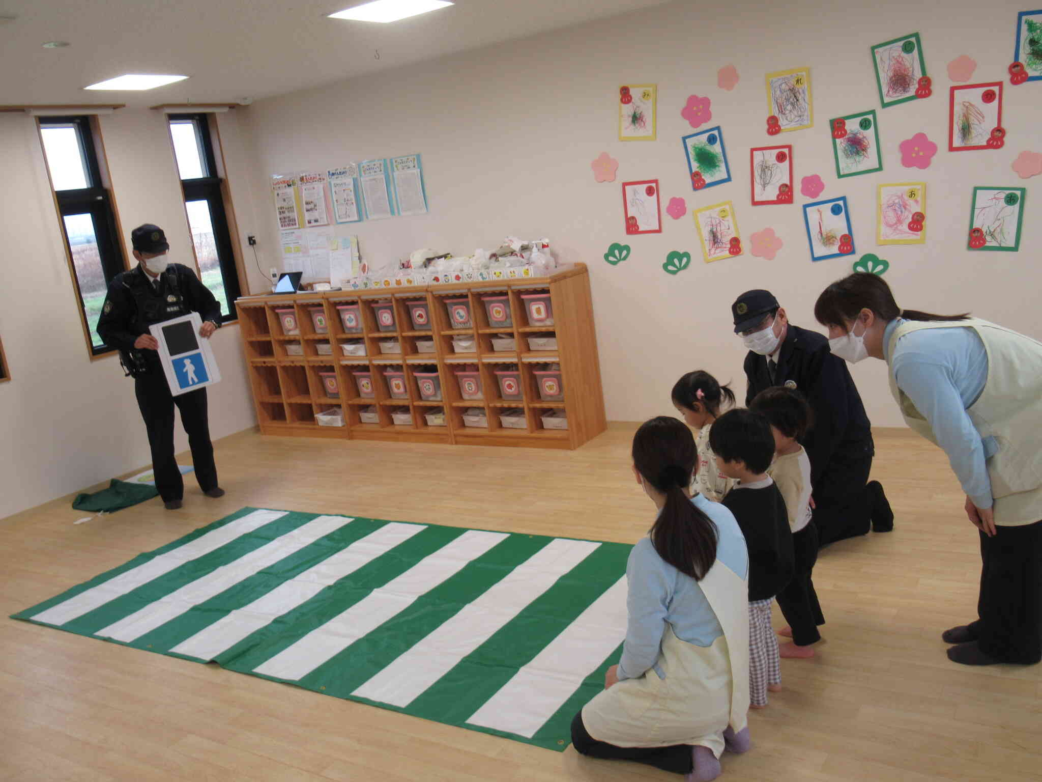 お巡りさん見ててね！横断歩道を渡ってみよう