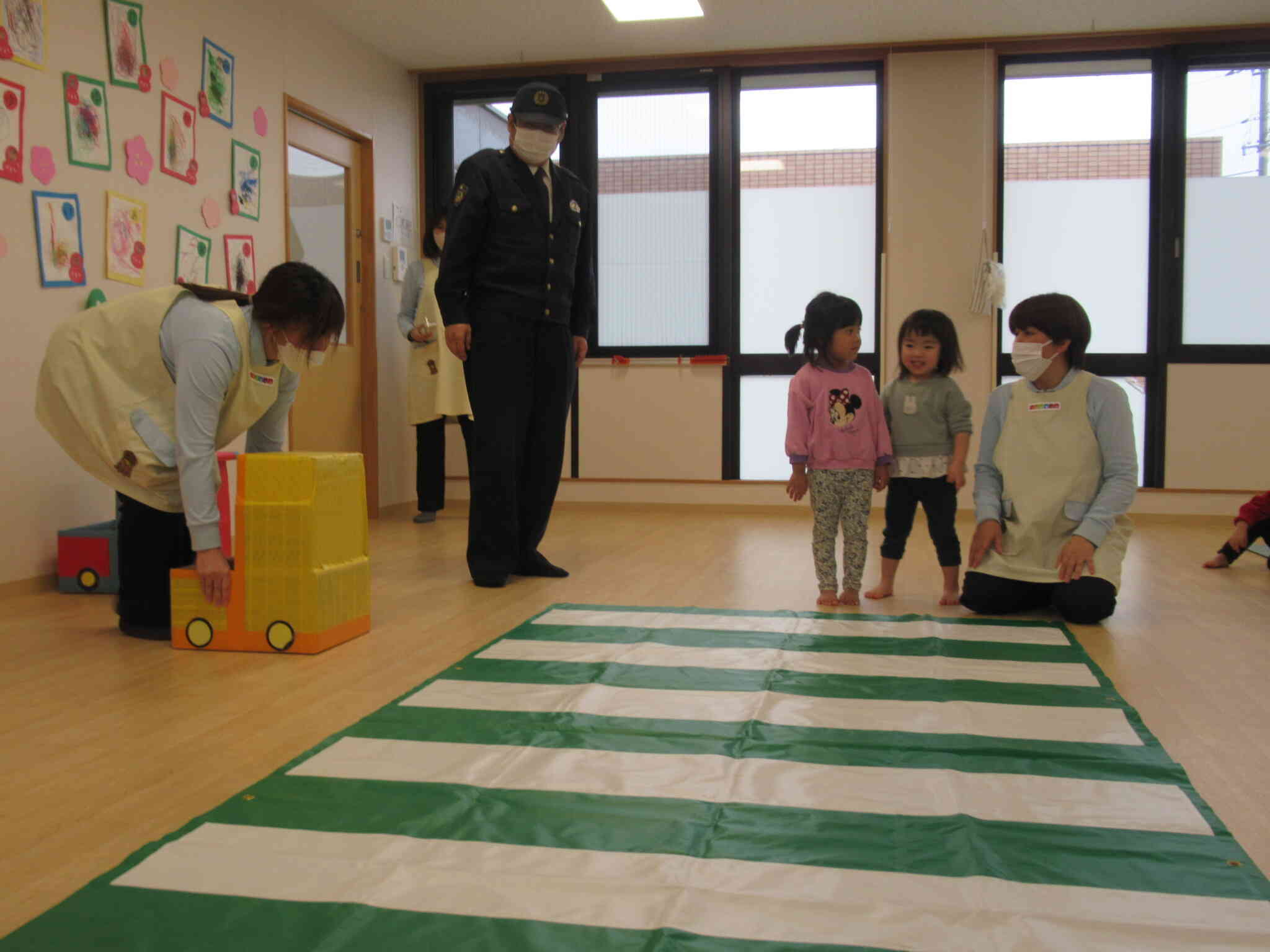 「車が止まったよ。」「手を挙げて渡ろう！」車が来てもしっかりと確認できるうさぎ組さんです。