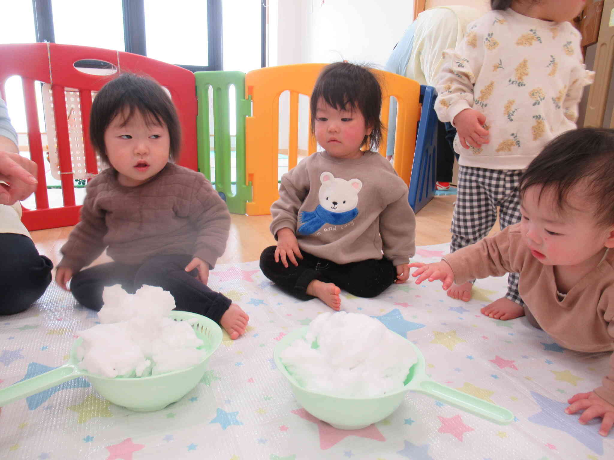 雪にさわってみたよ　～ひよこ組0歳児～