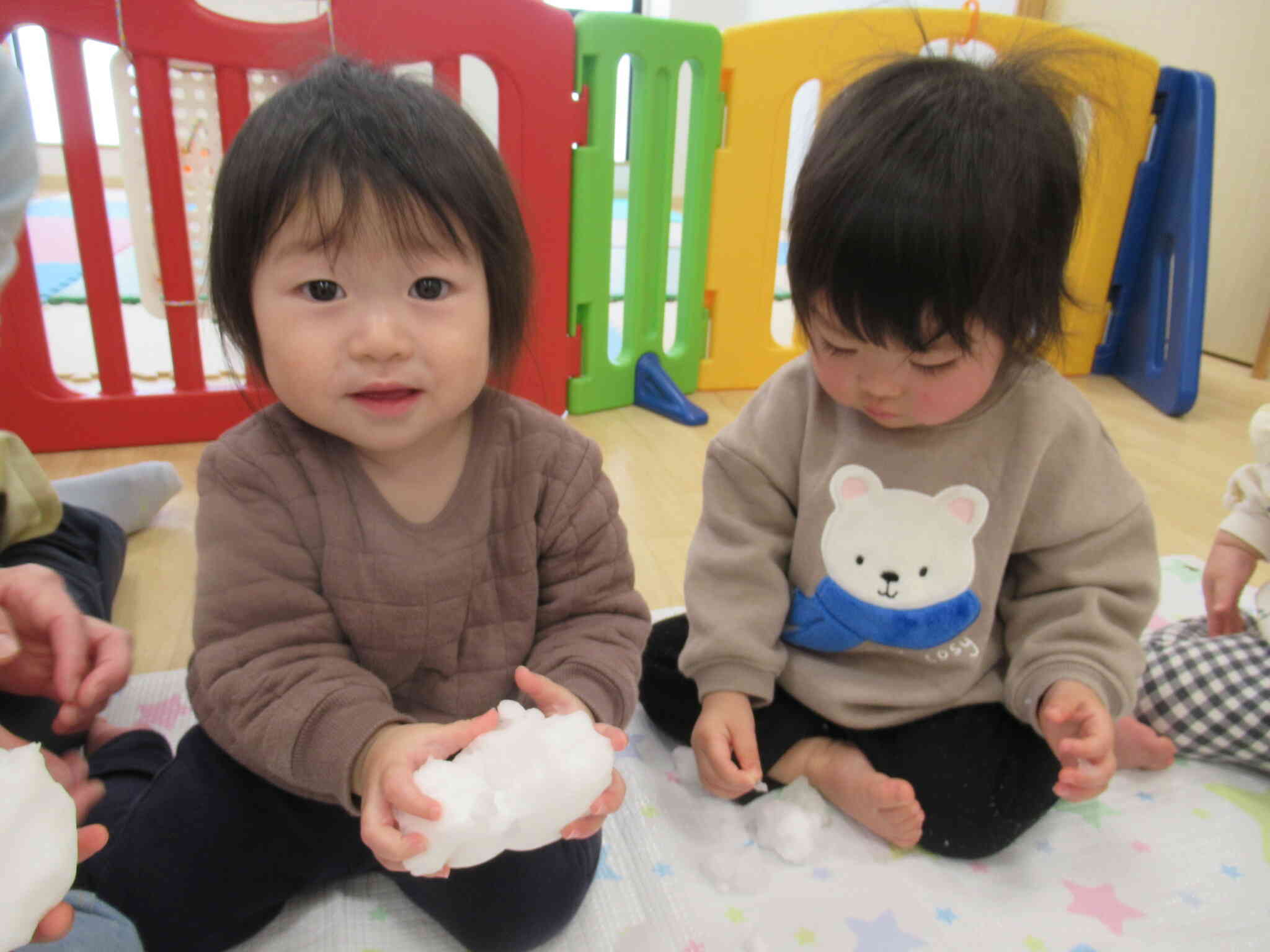 雪って冷たいね！（0歳児）