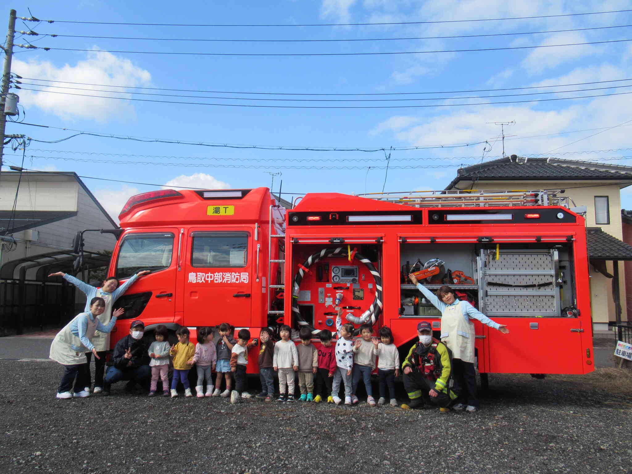 働く車のお歌が大好きなうさぎ組さん。念願の消防車に会えて大喜び♬　～うさぎ組集合写真～